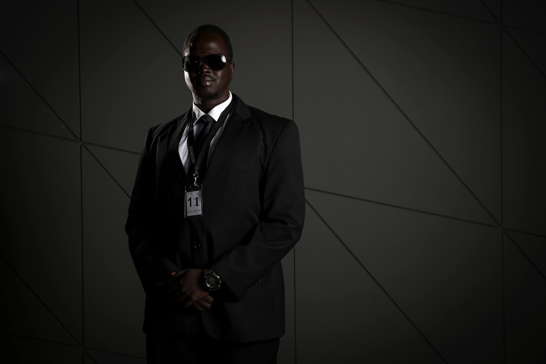 Julius de Boer toont zeldzame glimlach bij Grammy Awards 2025