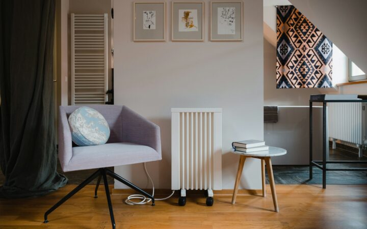 Kachel weer aan en een brandlucht in huis: waar die geur vandaan komt