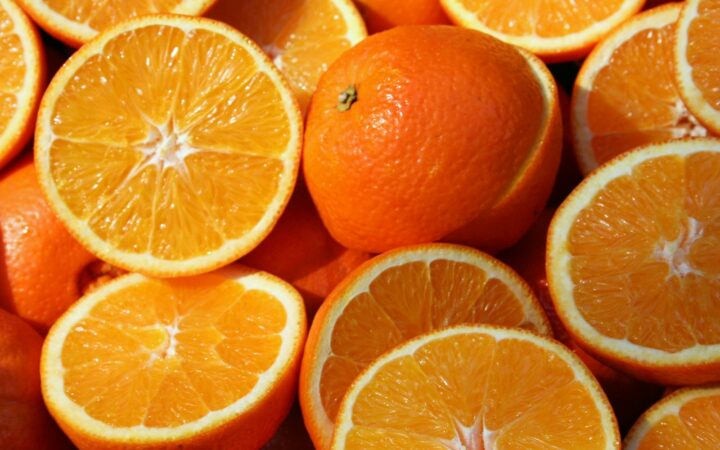 Sinaasappel met kruidnagels: zo maak je een pomander die wekenlang geurt