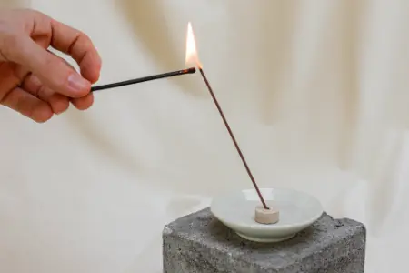 Hoe kan je Wierook branden? Tips voor Stokjes, Kegels en Watervallen!