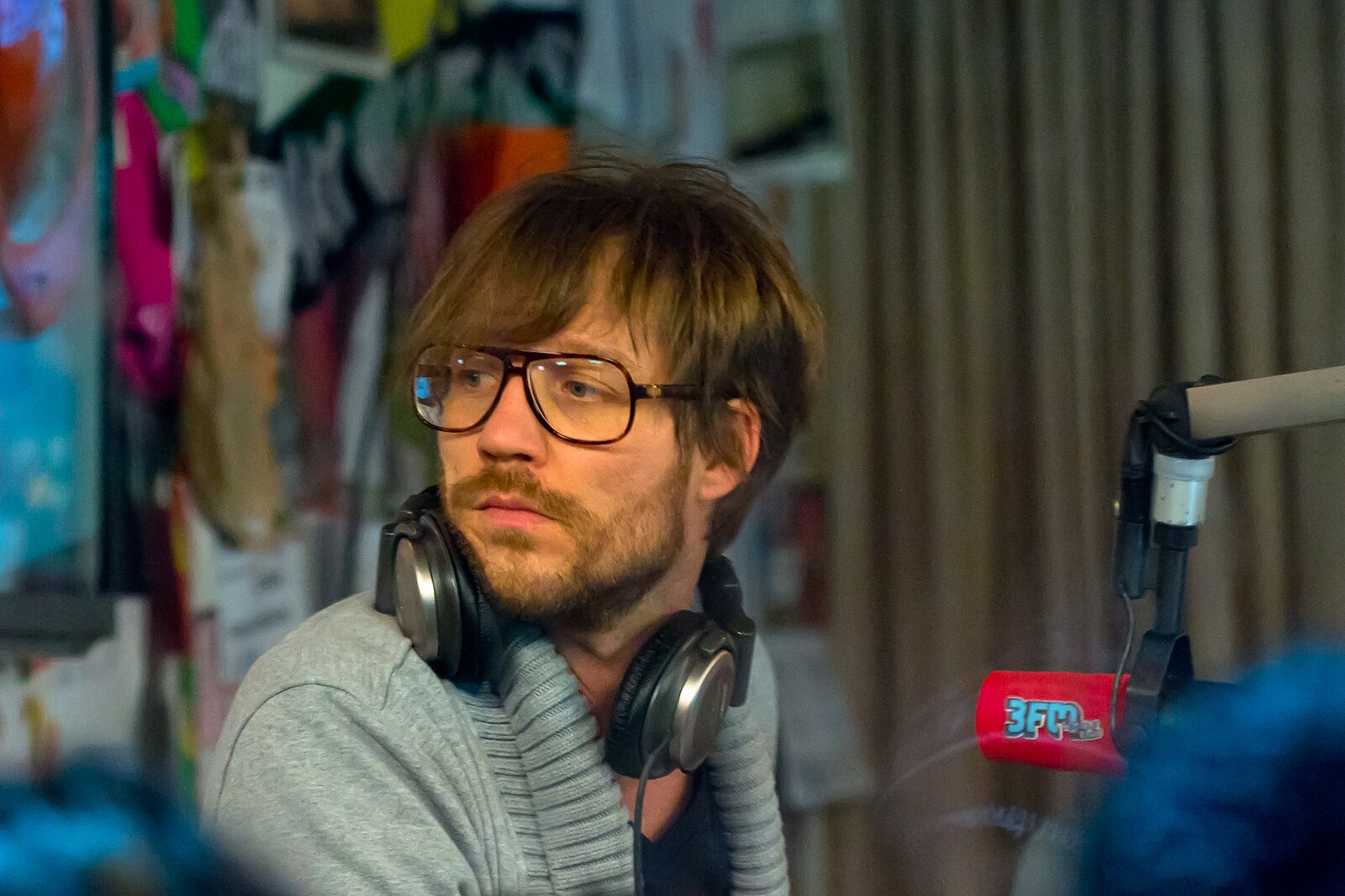 Giel Beelen leeftijd: Van rebelse dj tot iconisch radioge gezicht op 48-jarige leeftijd