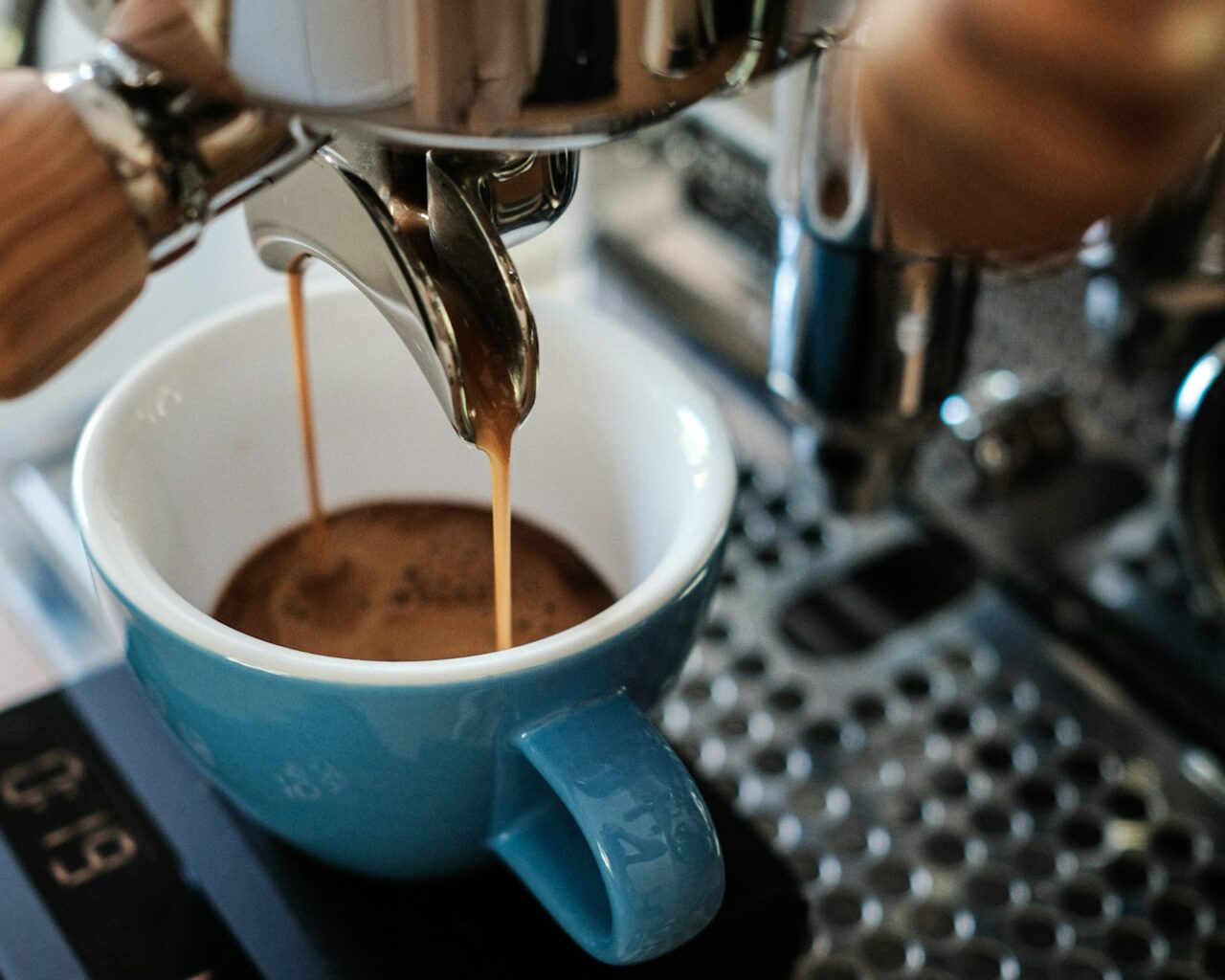 Waarom je koffie thuis net anders smaakt dan in dat ene café