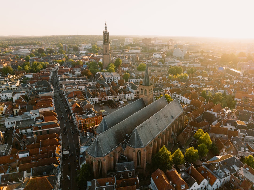 Een huis kopen in Amersfoort: dit moet je weten over de wijken en de markt