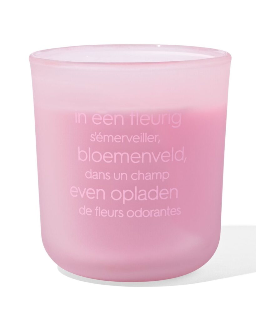 geurkaars tussen de bloemen van HEMA