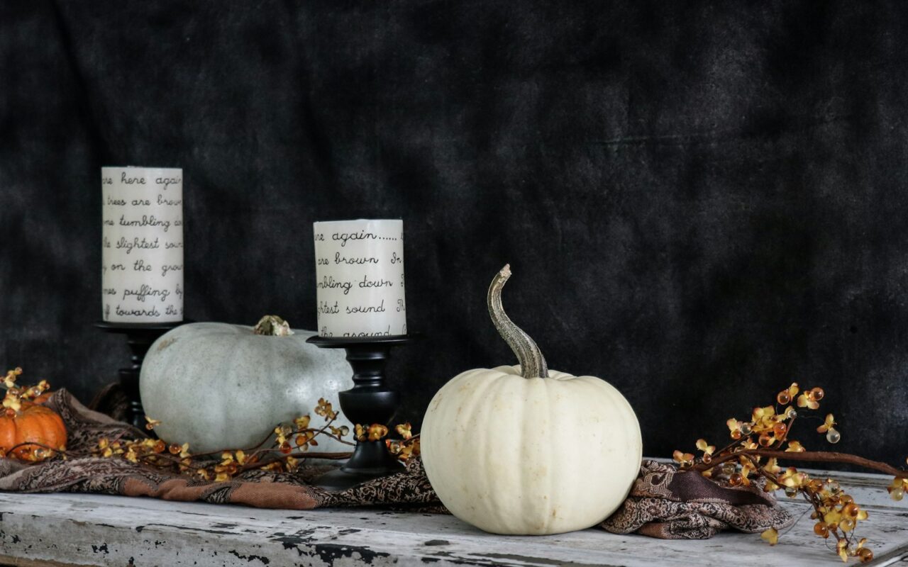 Halloween in huis zonder kitsch: sfeer met kaarslicht en een herfstgeur