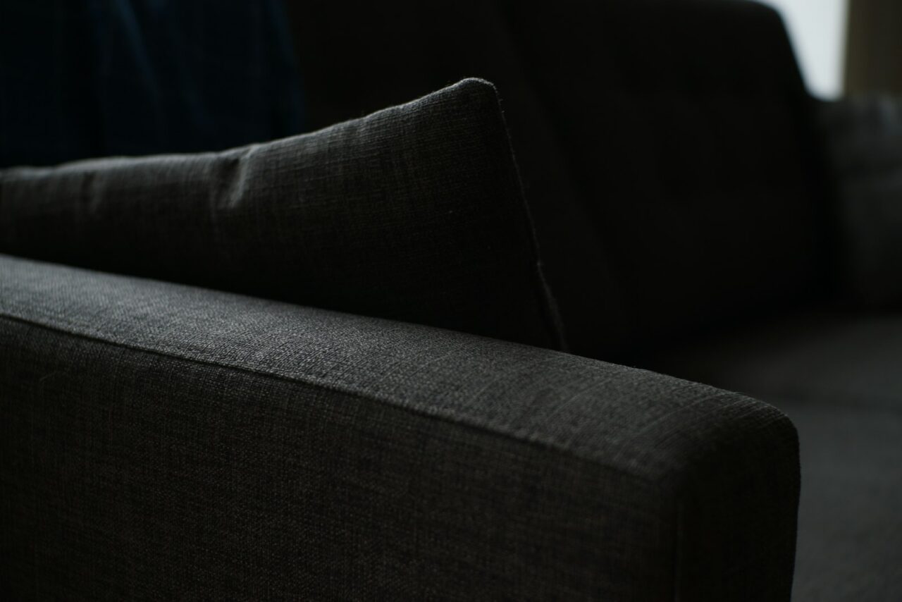 Muffe geur uit je bank halen: zo wordt de stof weer fris zonder dure reiniger
