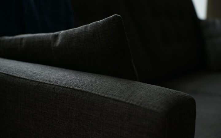 Muffe geur uit je bank halen: zo wordt de stof weer fris zonder dure reiniger
