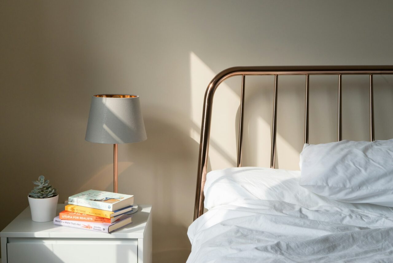 Nachtkastje voor een rustige slaapkamer: wat erop hoort en wat niet