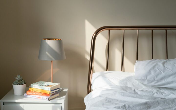 Nachtkastje voor een rustige slaapkamer: wat erop hoort en wat niet