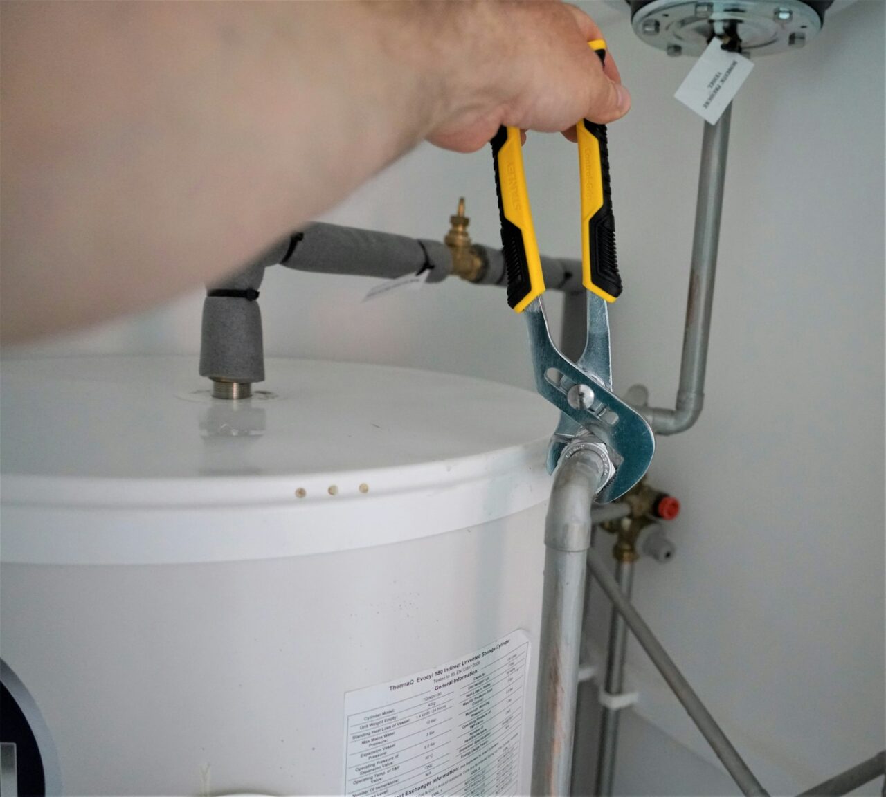 Warm water dat naar rotte eieren ruikt: zo vaak tap je je boiler af