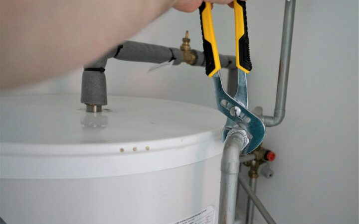 Warm water dat naar rotte eieren ruikt: zo vaak tap je je boiler af