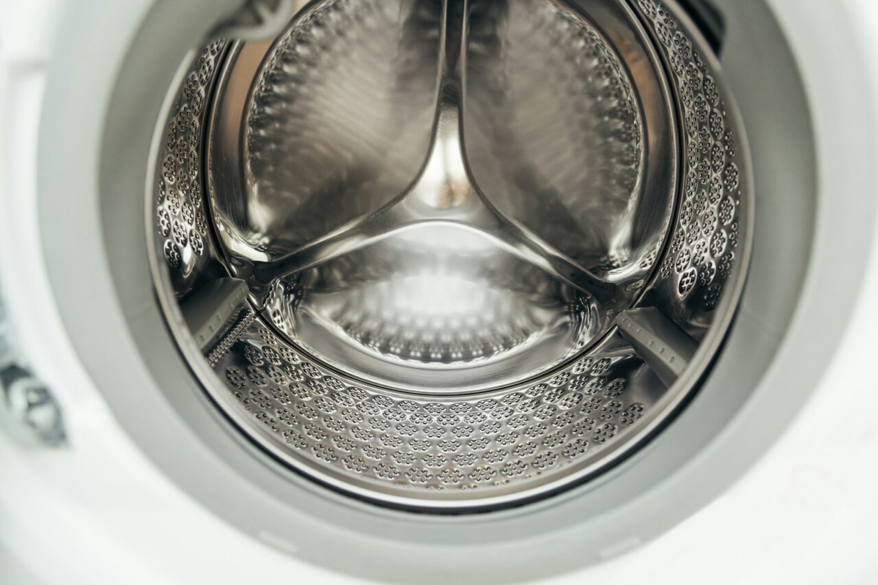 Wasmachine stinkt: zo maak je hem schoon en ruikt je was weer fris